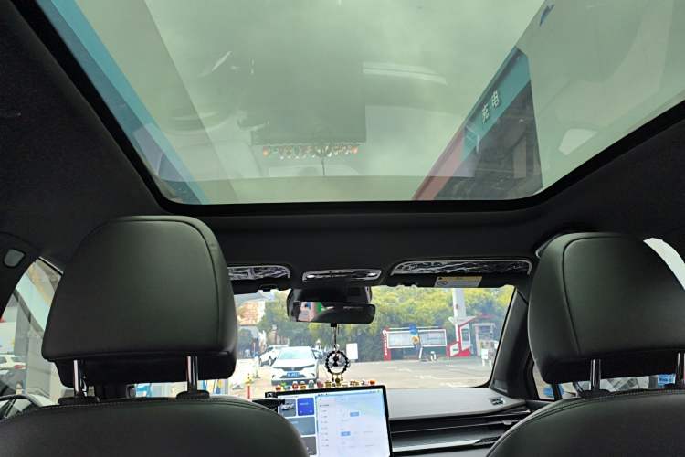 Used Livan 7 2023 450 km – Chasing Clouds
