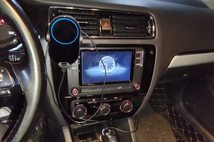 Used Volkswagen Sagitar 2015 1.6L Automatic Comfort Model Audio And AC Panel