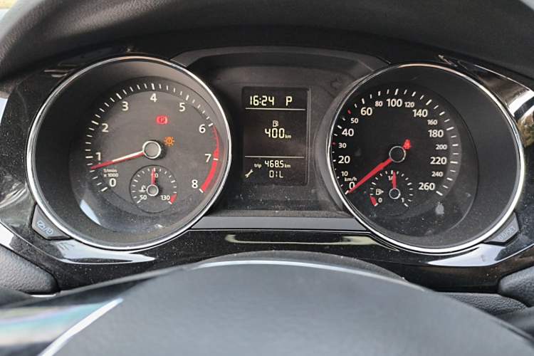 Used Volkswagen Sagitar 2015 230TSI Automatic Comfort Version Instrument Cluster