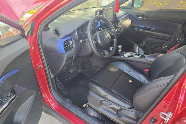 Used Toyota C-HR 2018 2.0L Leading with Sunroof China VI Standard Driver Seat