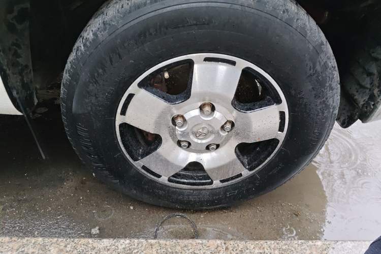 Used Toyota Tundra  Right Front Wheel Hub