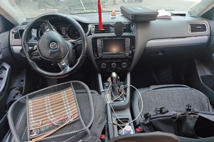 Used Volkswagen Sagitar 2018 180TSI DSG Prestige Edition Center Console