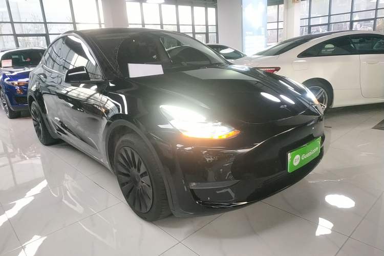 Used Tesla Model Y 2023 Long-Range All-Wheel-Drive Version Front Right 45 Deg