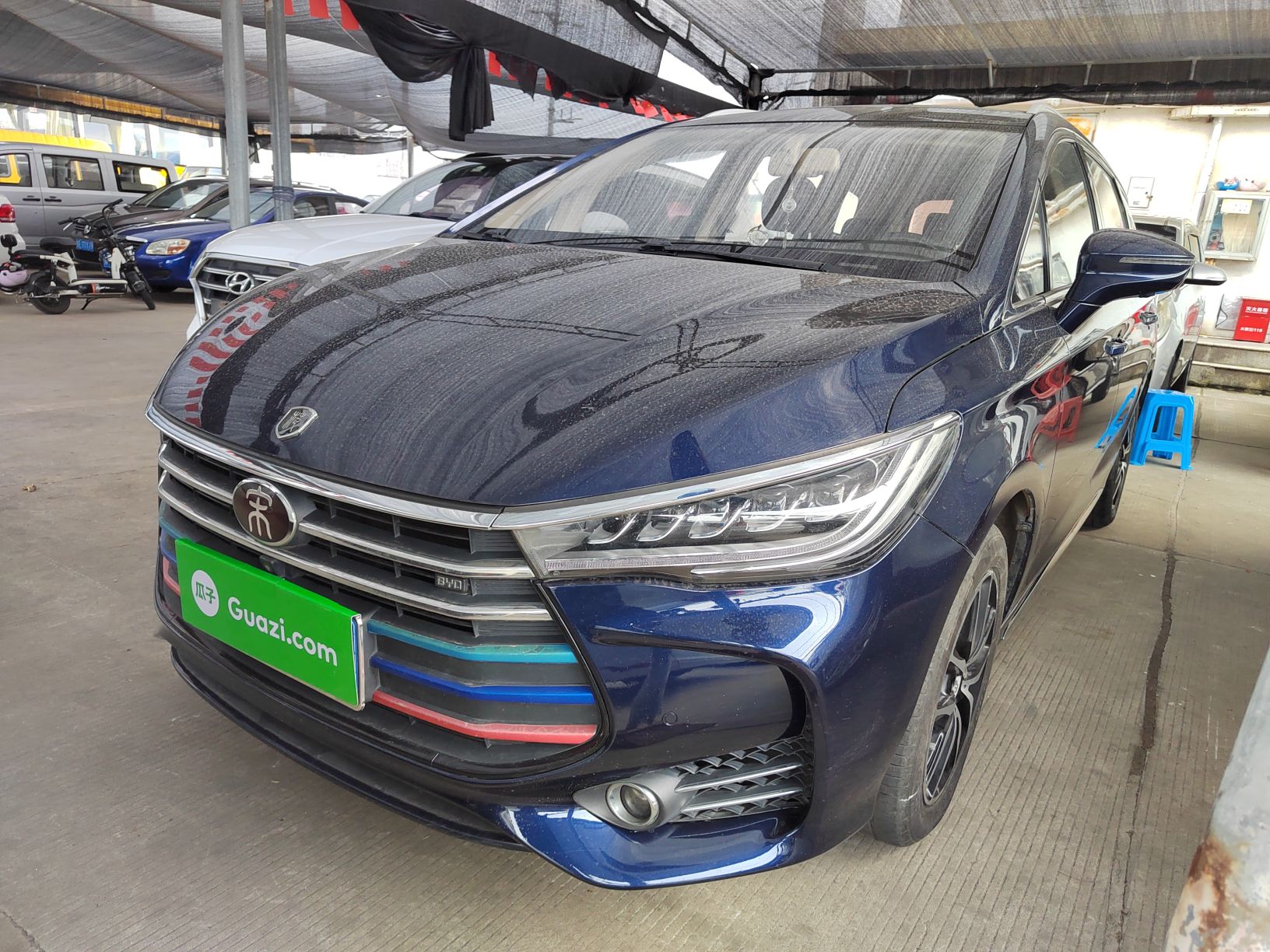 Под передней частью автомобиля