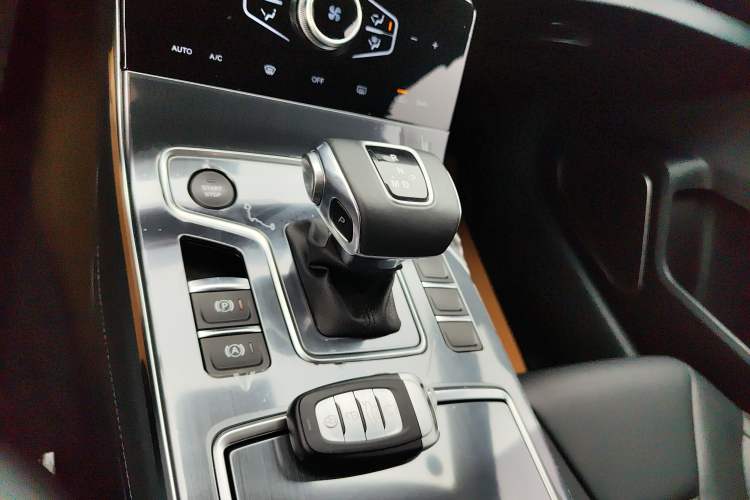 Used Hongqi H5 2022 Classic Model Facelift 1.8T Automatic Smart Connect Flagship Edition Gear Lever