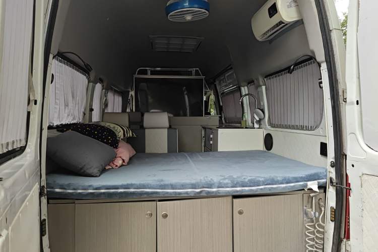 Used SAIC MAXUS Xintu V80 2014 2.5T Aoyuntong Long Wheelbase High-Roof Model