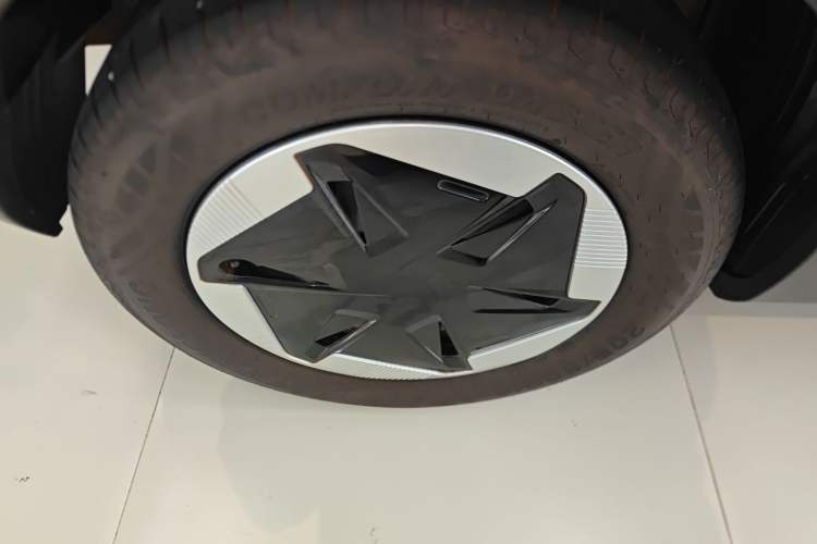 Used Geometry E Firefly 2024 301km Flowing Light Exterior 5