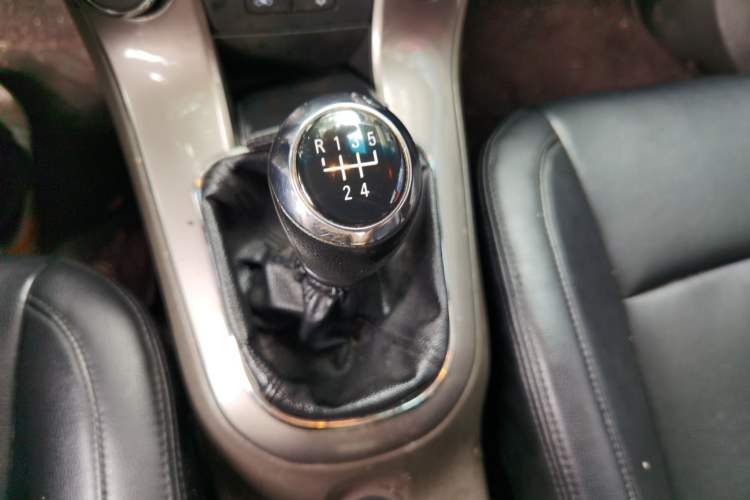 Used Chevrolet Cruze 2015 1.5L Manual Elite Edition Gear Lever