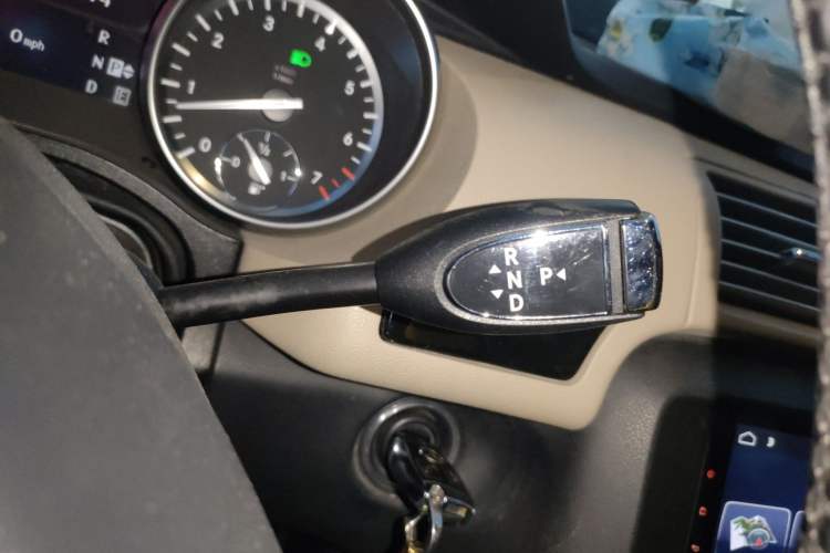 Used Mercedes-Benz R-Class 2014 R 400 4MATIC Business Model Gear Lever