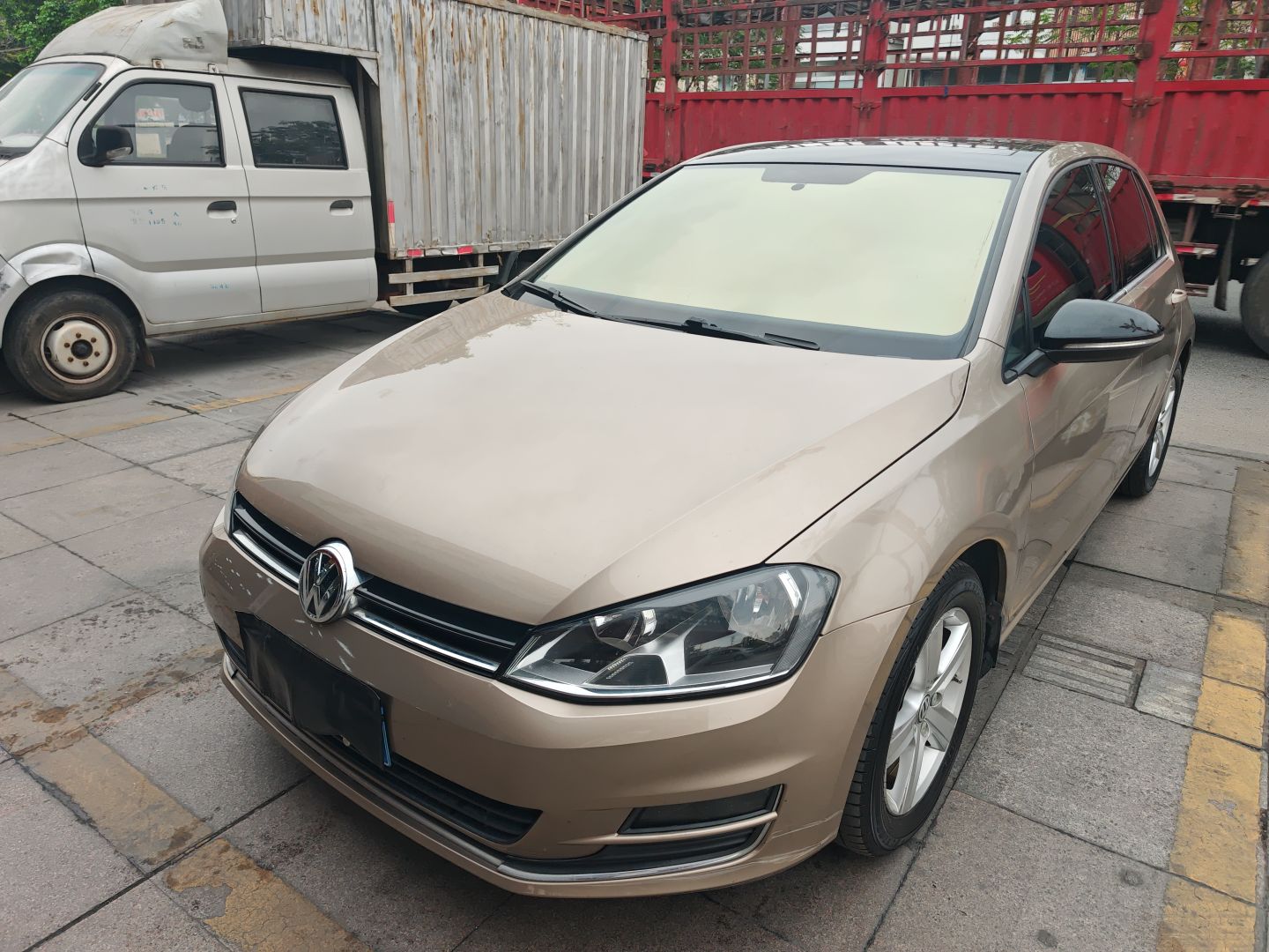 تحت مقدمة السيارة