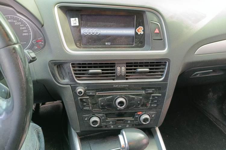 Used Audi Q5 2017 40 TFSI Technology Edition Audio And AC Panel