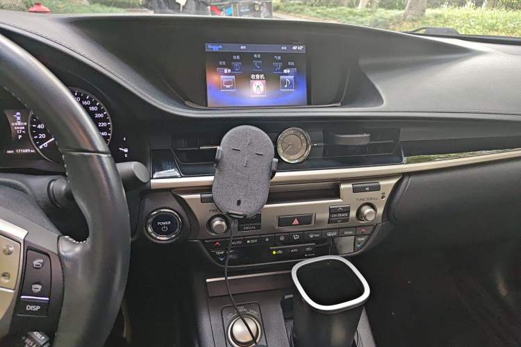 Used Lexus ES 2014 300h Elite Edition
