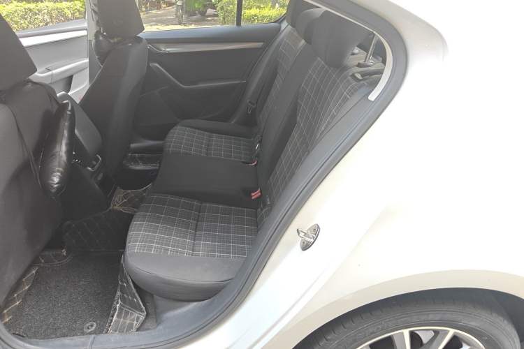 Used Skoda Octavia 2019 1.5L Automatic SmartDrive Comfort Edition China VI Standard Left Rear Seat