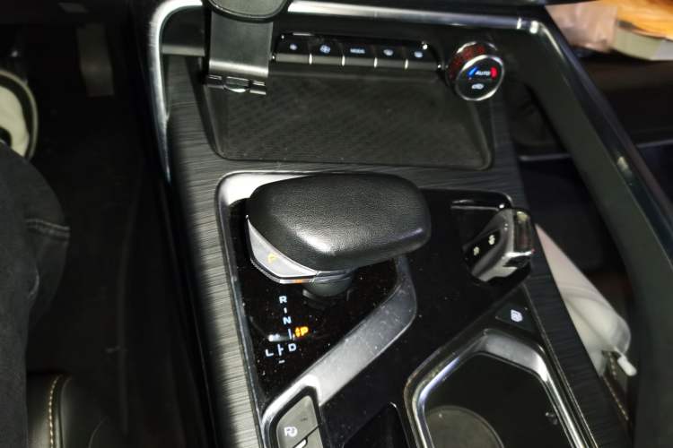 Used Geely Auto Monjaro New Energy 2019 400T Yuxingzhe Pure Electric Range 80 km Gear Lever