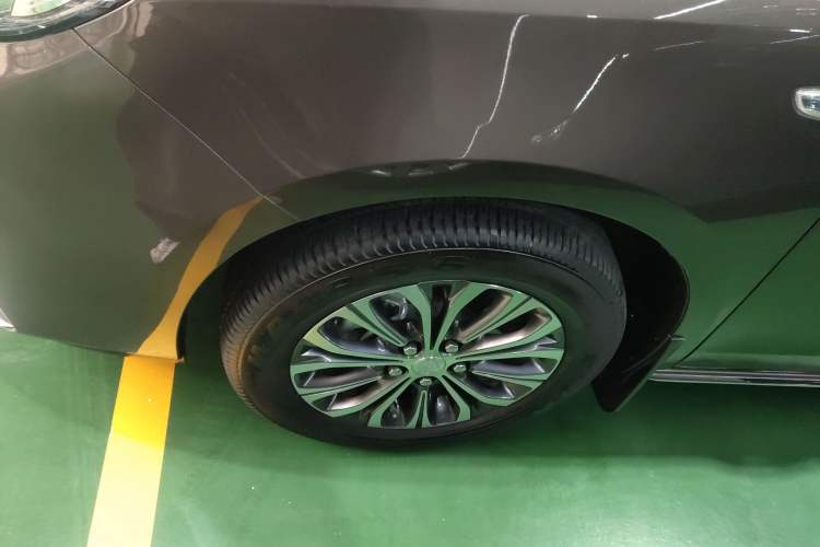 Used Buick GL8 2023 Facelifted Land Cruiser Executive Luxury Version Left Front Wheel Hub