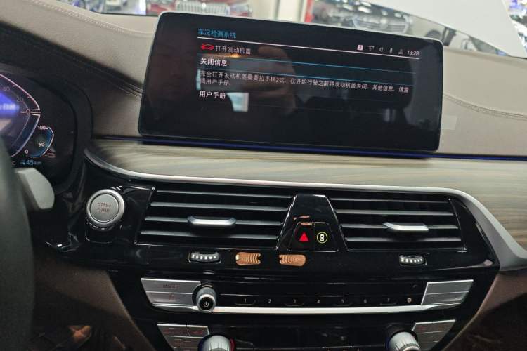 Used BMW 5 Series New Energy 2020 Mileage Upgrade Version 530Le Luxury Package Audio And AC Panel