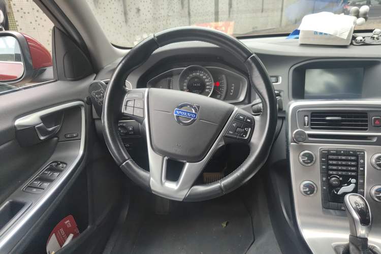 Used Volvo S60 2014 S60L 2.0T Zhiyuan Edition

