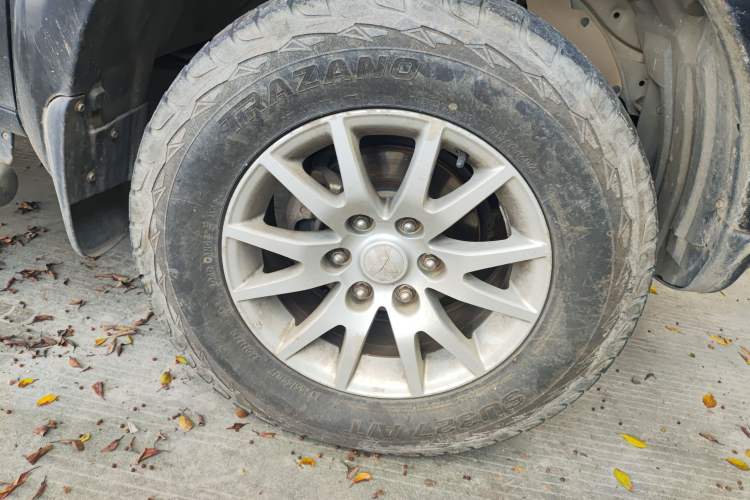Used Mitsubishi Pajero Sport 2011 3.0L Luxury Navigation Edition Right Front Wheel Hub