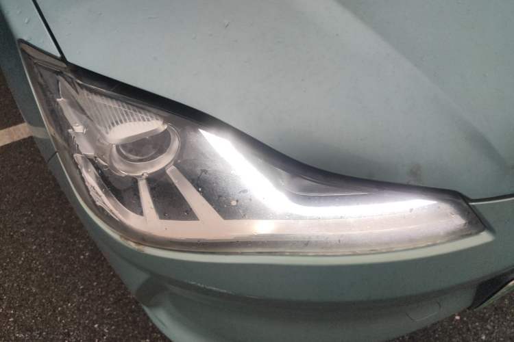 Used NETA V 2021 Long-Range Entertainment Edition Right Front Headlight