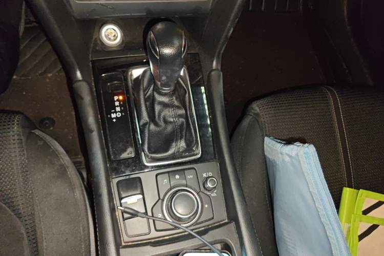 Used Mazda 3 Axela 2017 Sedan 1.5L Automatic Luxury Model Emission Standard China V Gear Lever