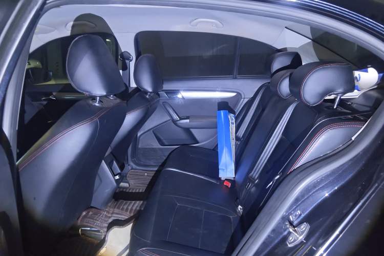 Used Volkswagen Lavida 2013 Revised Classic 1.6L Automatic Fashion Edition Interior 4