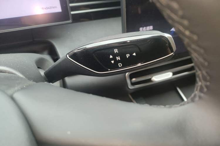 Used Fengyun A8L 2025 1.5 TGDI 145 km Comfort Version Gear Lever