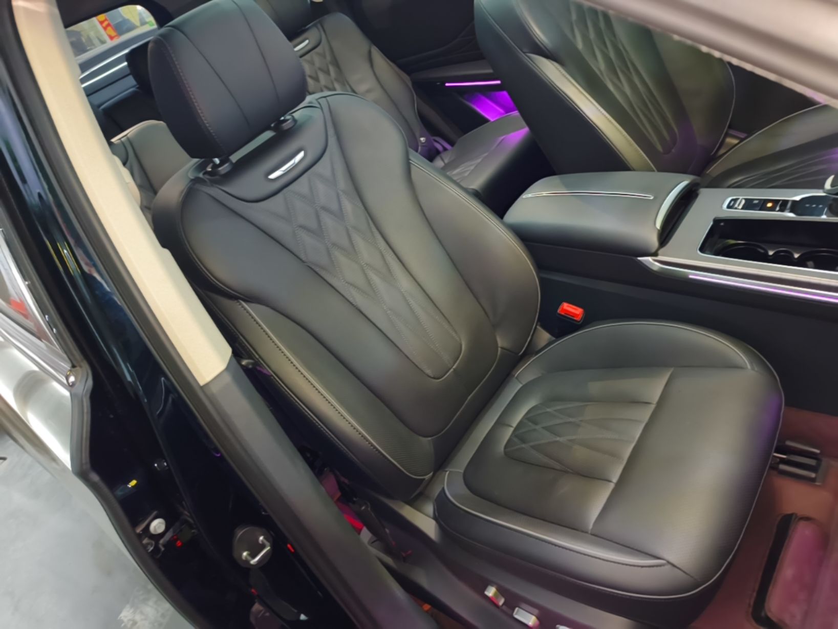 Hongqi HS7 PHEV 2024 2.0T PHEV Four-Wheel Drive Flagship Edition 6 Seats — снимка 19