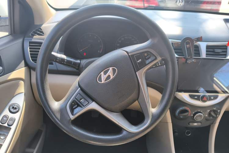 Used Hyundai Verna (older generation) 2014 1.4L Manual Smart GLS Trim
