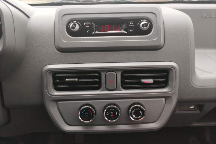 Used Wuling Yangguang 2025 Model 400km Bus Edition—Comfort Edition Audio And AC Panel