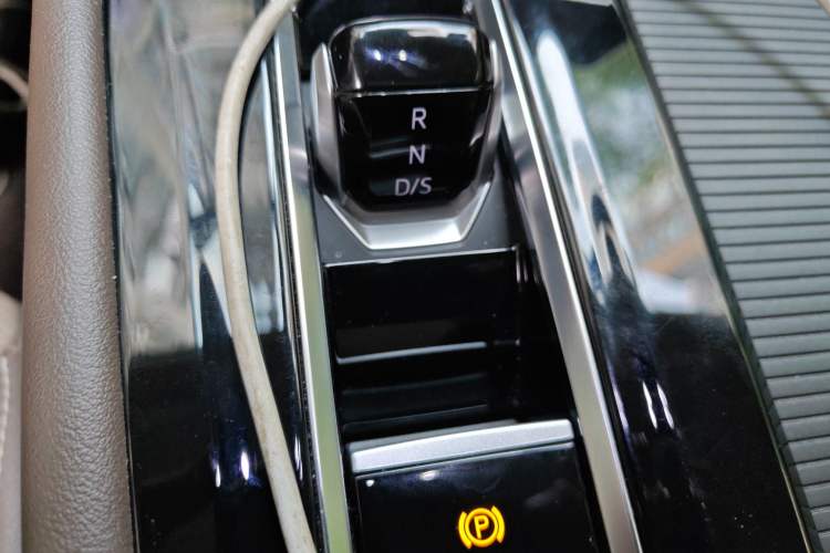 Used Volkswagen Viloran 2022 330TSI Luxury Edition Gear Lever