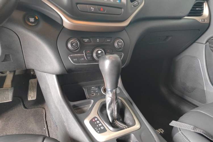 Used Jeep Cherokee 2016 2.0L Superior Edition
