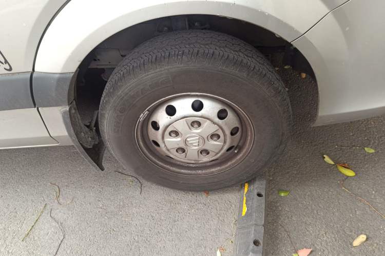 Used Foton Toano 2023 Urban Edition Van 2.0T Manual Short Wheelbase Mid-Height Roof Rear Single Tire 3-Seater Right Front Wheel Hub