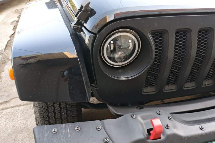 Used Jeep Wrangler 2015 3.0L Sahara Four-Door Comfort Edition Right Front Headlight