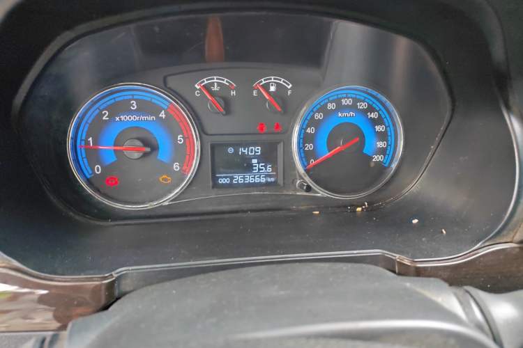 Used Dongfeng Fengon 360 2015 1.3T Diesel Manual Luxury 7-Seater Odometer Close Up