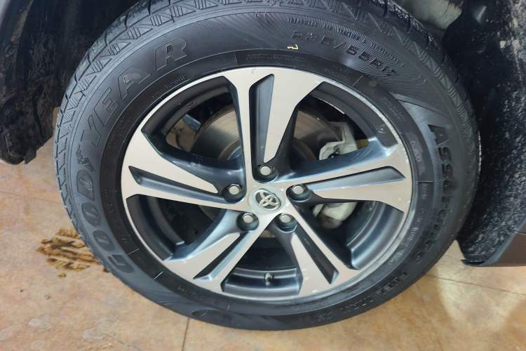 Used Toyota RAV4 2015 2.0L CVT Four-Wheel Drive New Edition
