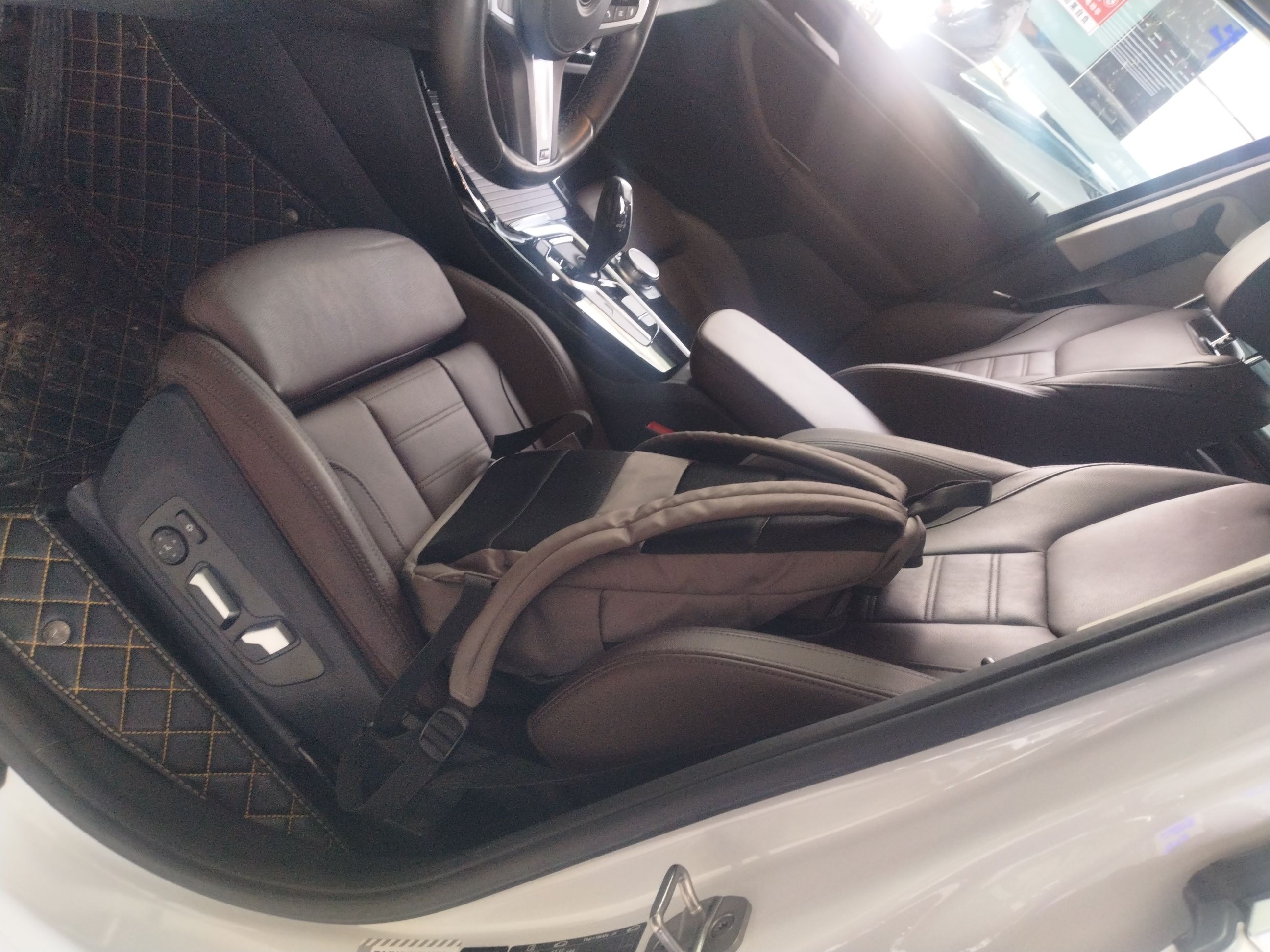 Переднее сиденье в автомобиле