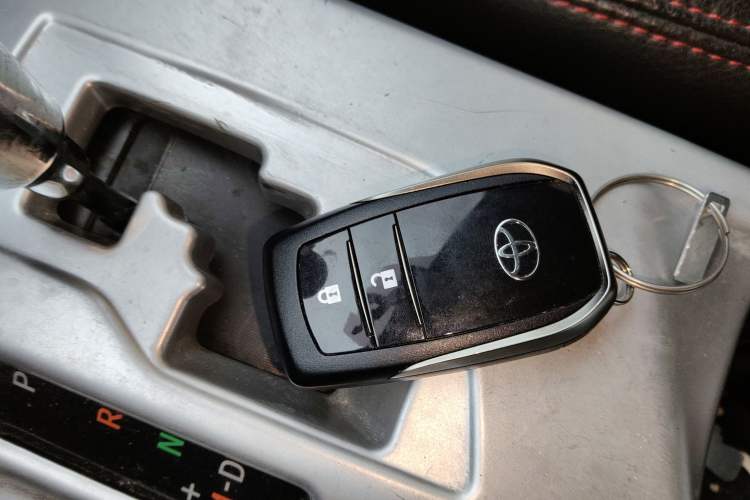 Used Toyota RAV4 2016 2.0L CVT Two-Wheel Drive Fashion Edition China V Standard Vehicle Key