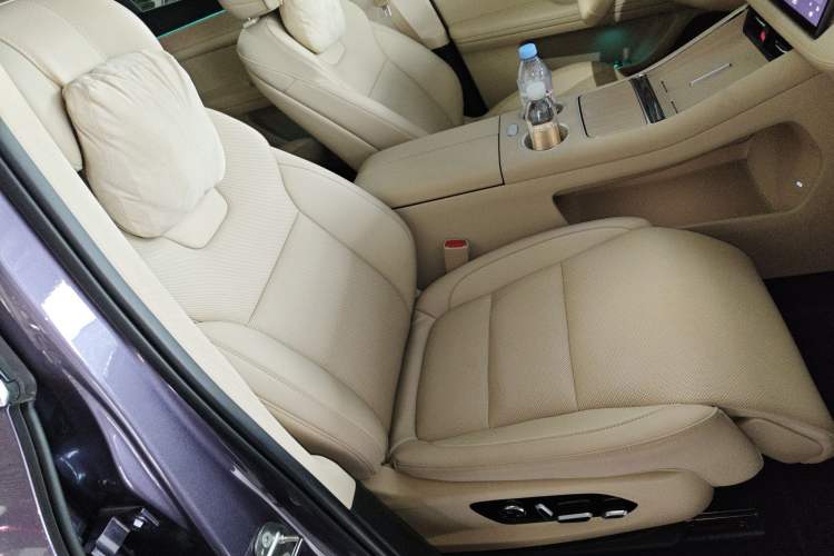 Used Hima AITO M5 2025 Extended-Range Ultra All-Wheel-Drive Version Right Front Seat