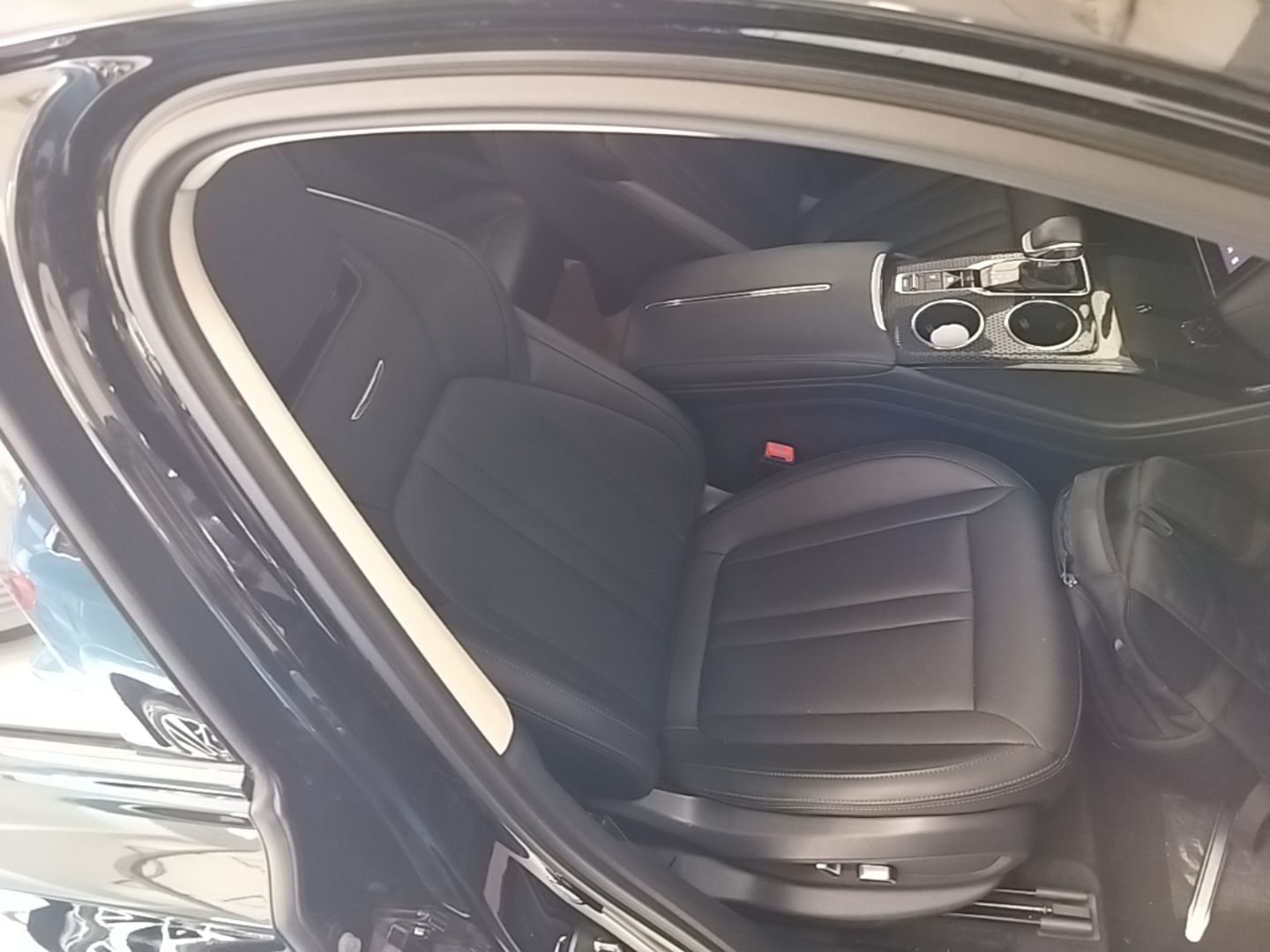 Hongqi HS3 2023 1.5T Two-Wheel Drive Shanwei Edition — снимка 19