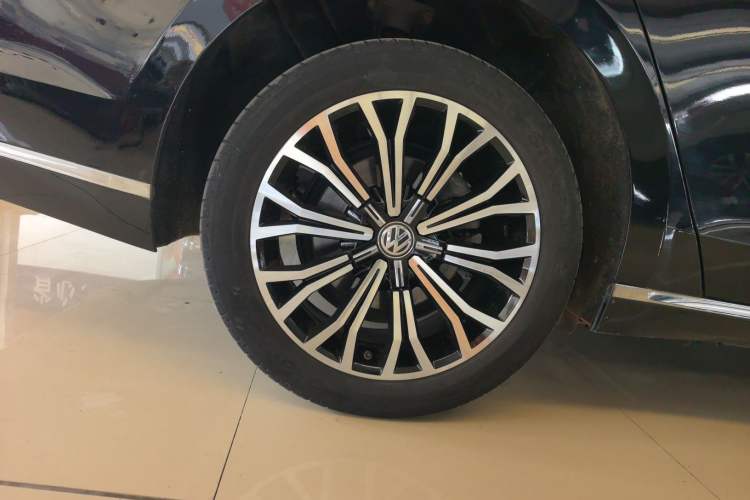 Used Volkswagen Phideon 2019 380TSI Two-Wheel Drive Business Edition China V Standard Right Rear Wheel Hub