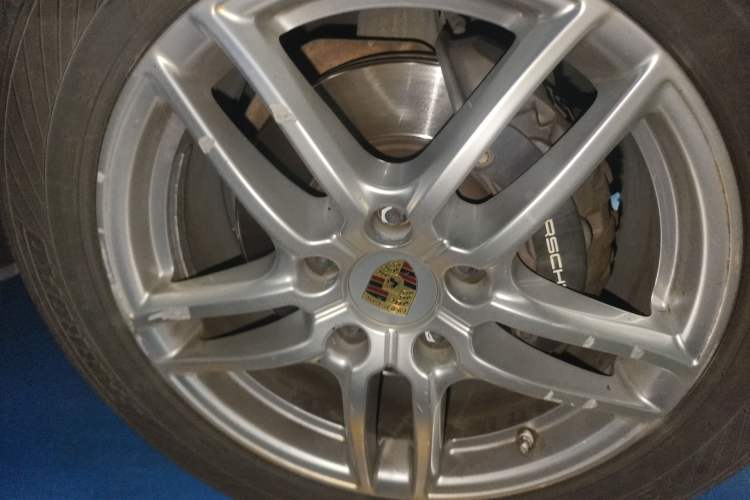 Used Porsche Cayenne 2015 Cayenne 3.0T Right Front Wheel Hub