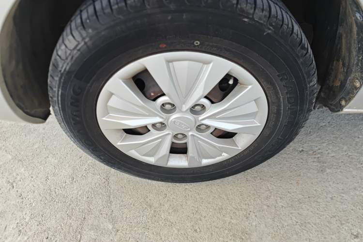 Used JAC Refine M3 2019 PLUS Maker Edition 1.8L Luxury Smart Model with 9 Seats Left Front Wheel Hub