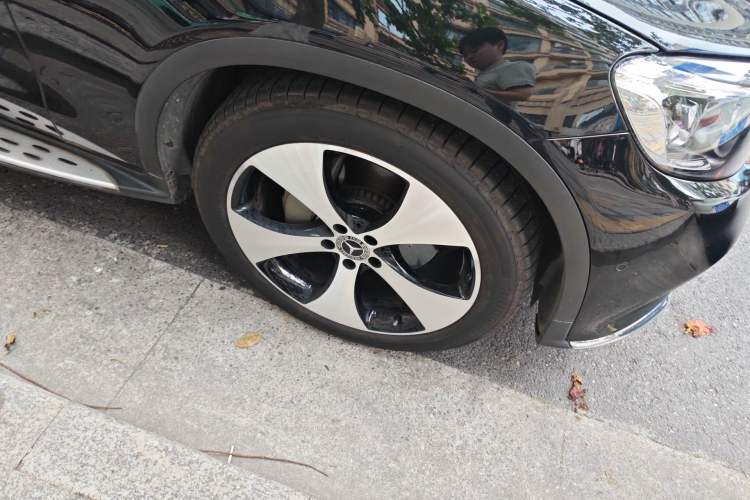 Used Mercedes-Benz GLC 2018 Refreshed GLC 300 4MATIC Dynamic Edition Right Front Wheel Hub