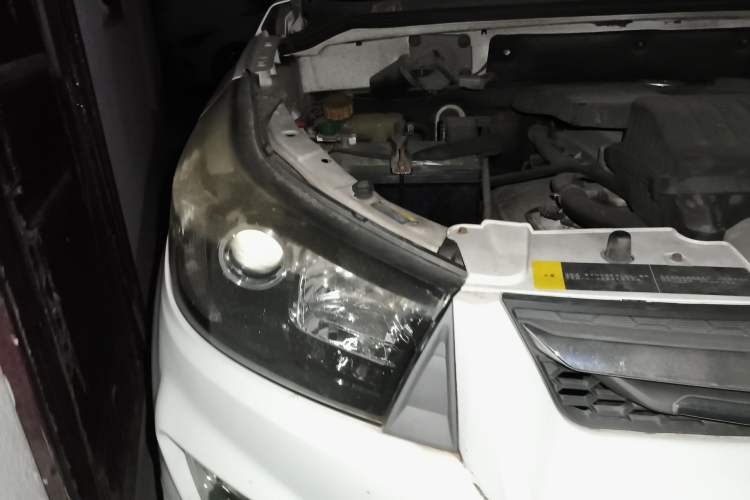 Used HYOSOW S3 2014 1.8L Prestige Version China IV Emission Standard Right Front Headlight