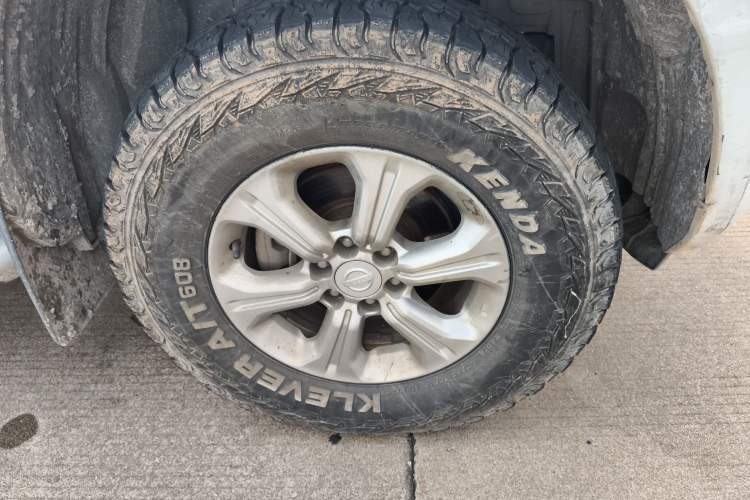 Used Nissan Navara 2017 2.5L Automatic 4x4 Luxury Edition QR25 Right Front Wheel Hub