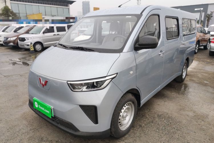 Used Wuling Yangguang 2024 300KM Comfort Version Passenger Van 75kW