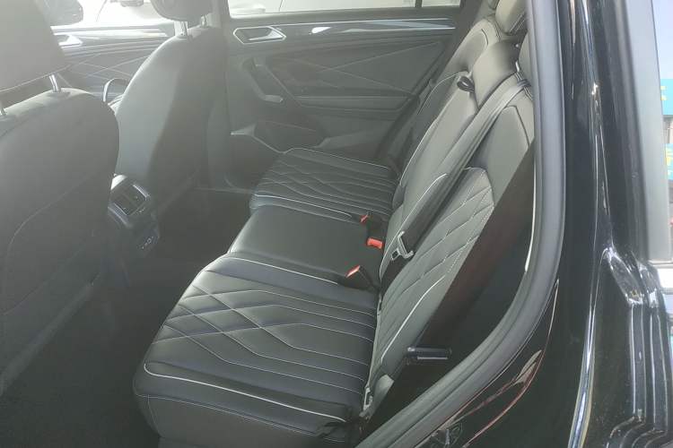 Used Volkswagen Tiguan L 2024 Outstanding Model 330TSI Automatic Two-Wheel Drive R-Line Dragon Glory Edition Left Rear Seat