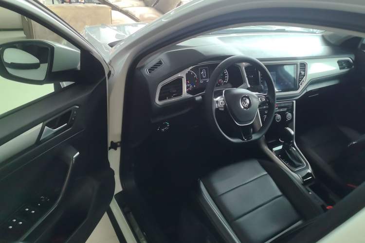 Used Volkswagen T-ROC 2019 230TSI DSG Two-Wheel-Drive Advanced Version China VI Standard Driver Seat