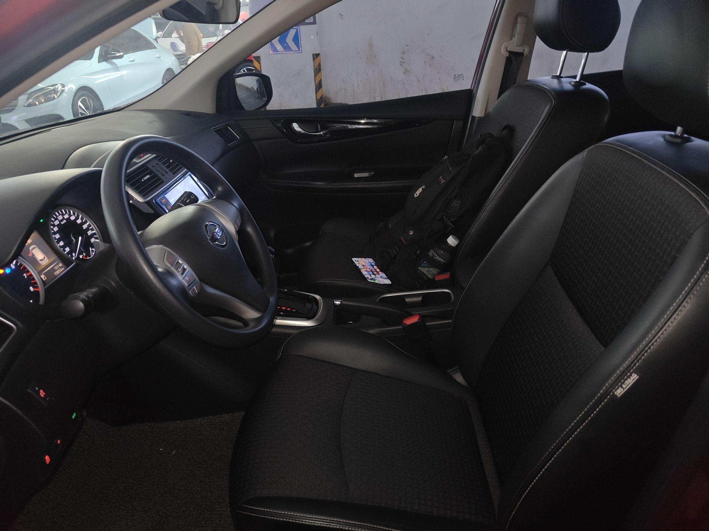 Переднее сиденье в автомобиле