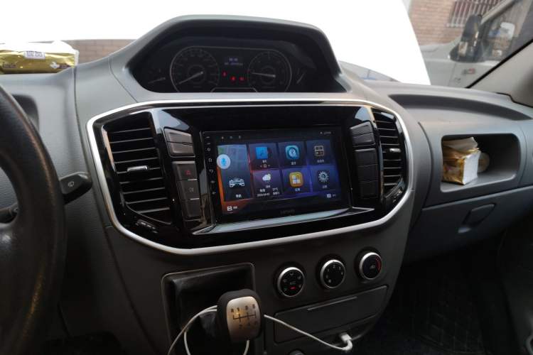 Used SAIC MAXUS Xintu V80 2019 2.5T Classic Edition 6-Speed Manual – Aoyuntong Modified Version Short Wheelbase Mid-Height Roof 5/6 Seats Audio And AC Panel